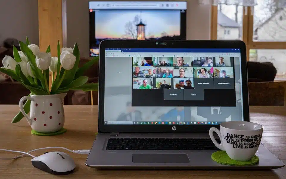 4 Perbedaan Zoom Webinar dan Zoom Meeting yang Perlu Kamu Tahu