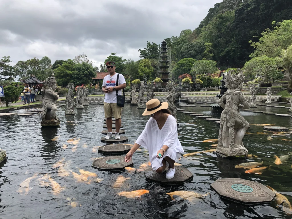 Feber Octavianus Purba, founder Payor.id, di jalur batu pijakan kolam ikan koi sebuah taman air bergaya Bali